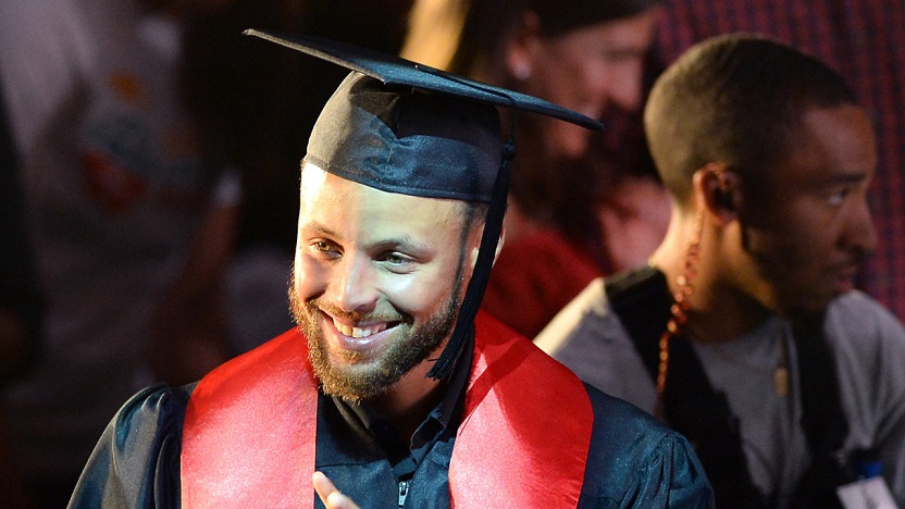 Stephen Curry erhält ein Leistungszertifikat für 13 Jahre harte Arbeit